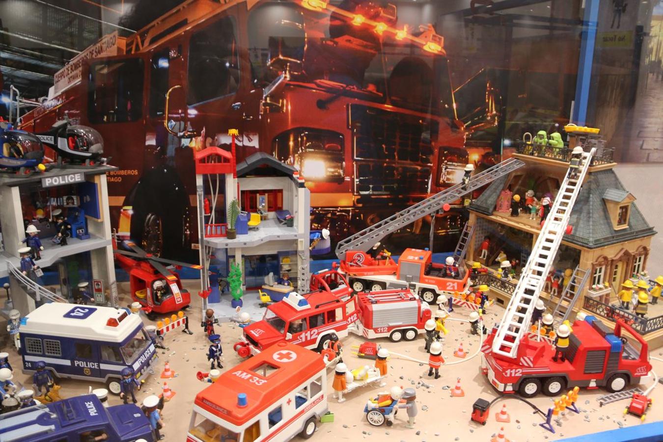 Más de 12.000 piezas de Playmobil dan forma a esta exposición.
