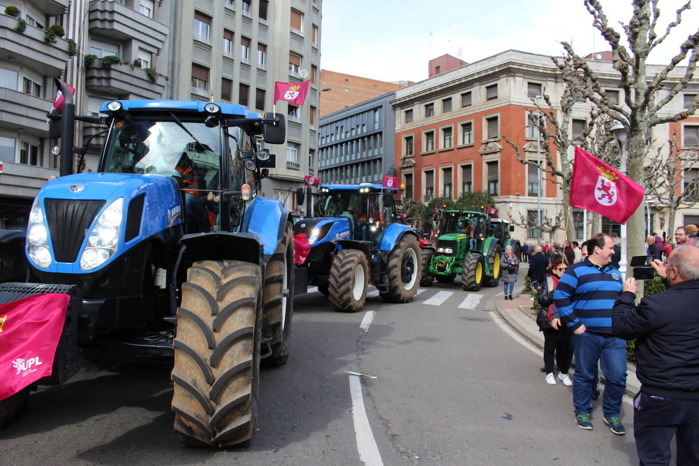 Los tractores toman las calles de León para reivindicar su futuro. 