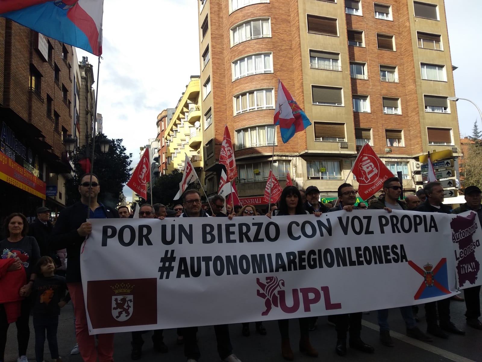 Cientos de personas salen a la calle en defensa del Bierzo y la provincia.