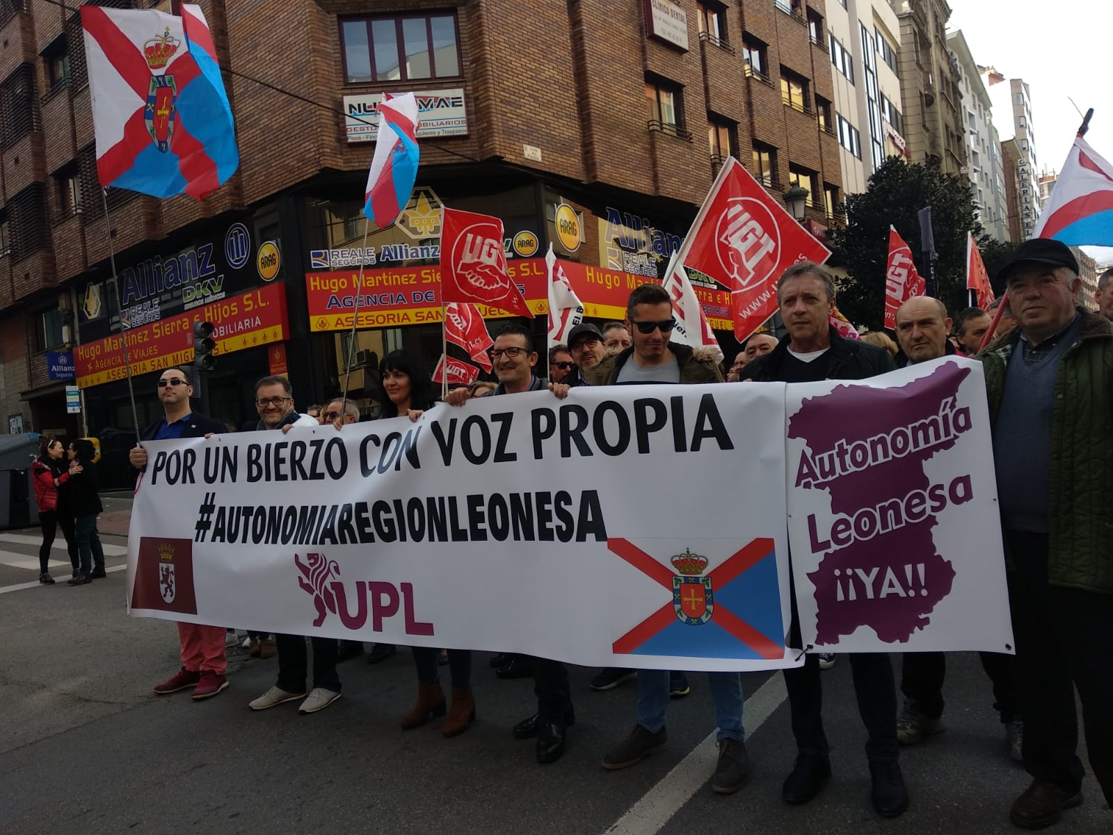 Cientos de personas salen a la calle en defensa del Bierzo y la provincia.