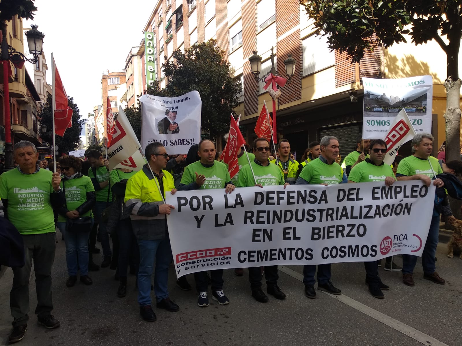 Cientos de personas salen a la calle en defensa del Bierzo y la provincia.