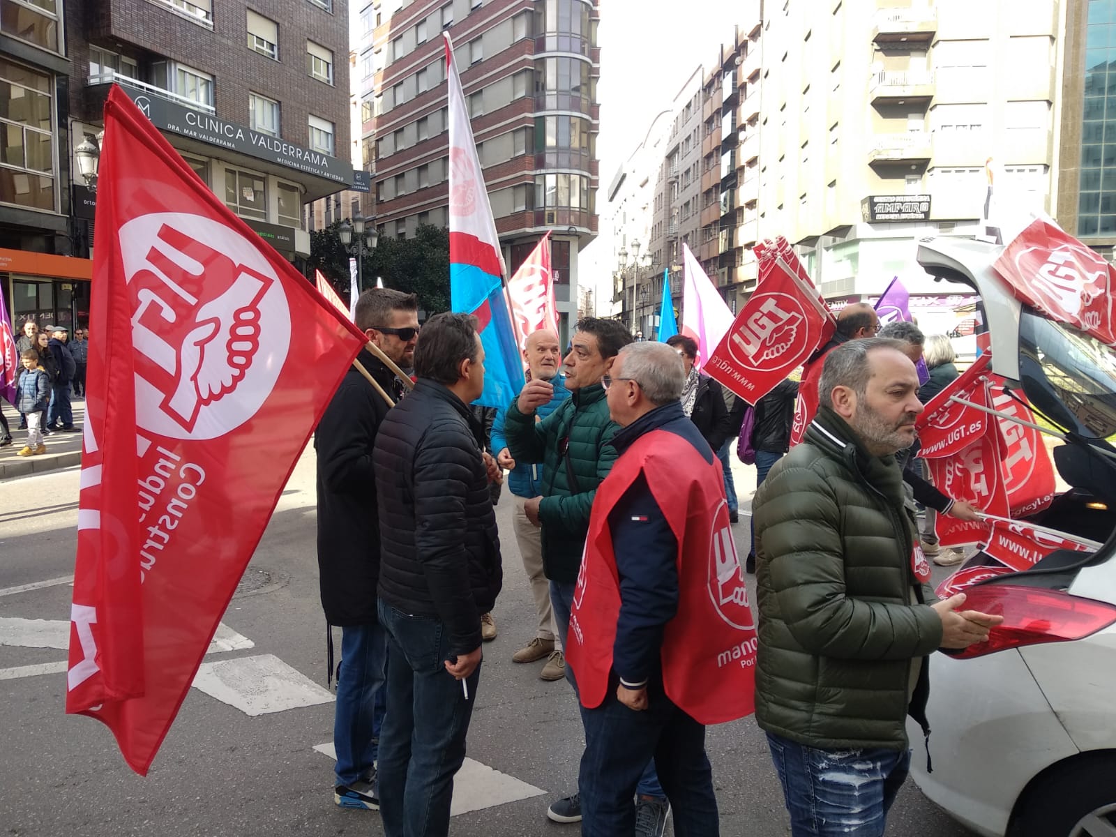 Cientos de personas salen a la calle en defensa del Bierzo y la provincia.