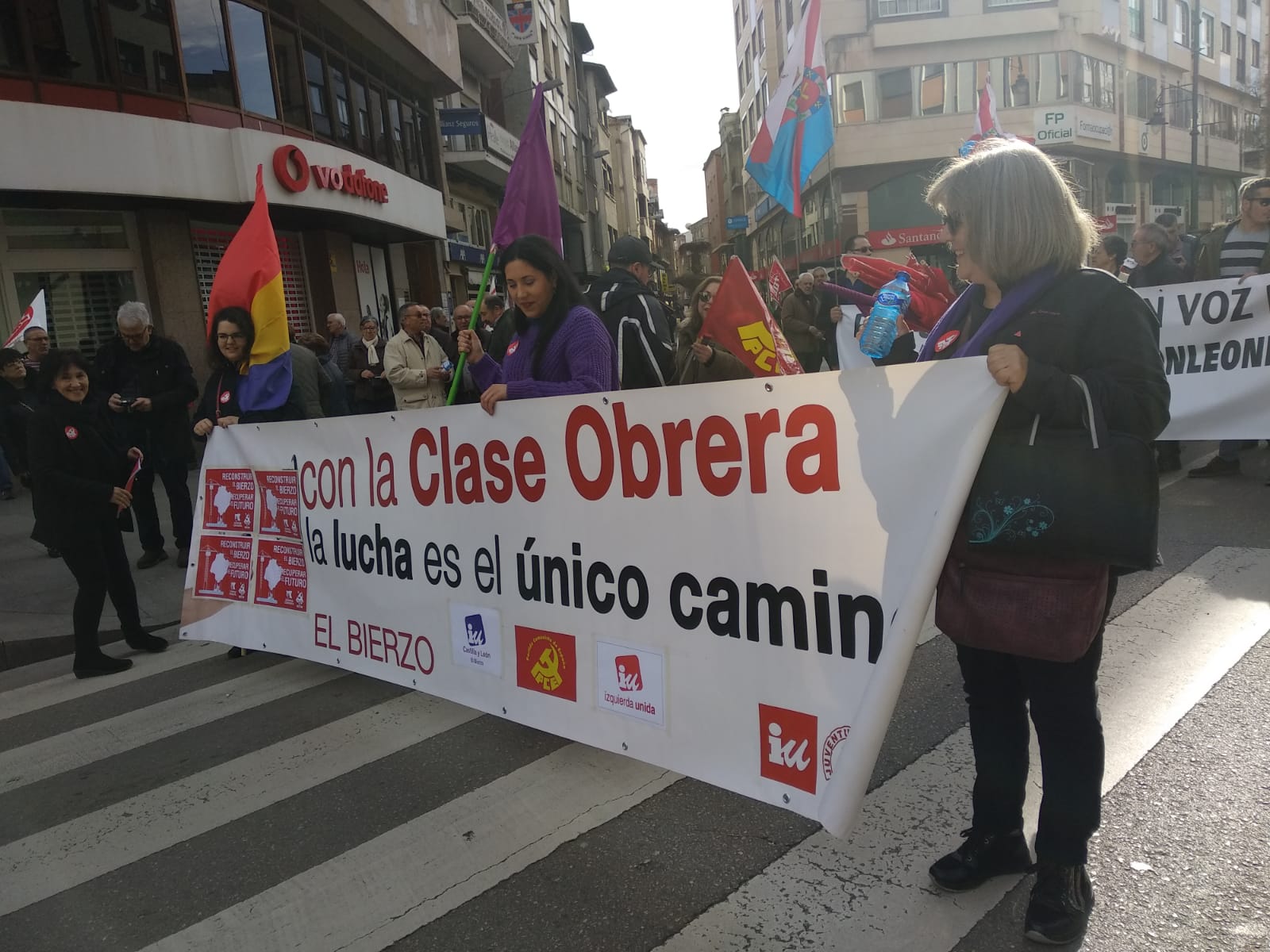 Cientos de personas salen a la calle en defensa del Bierzo y la provincia.