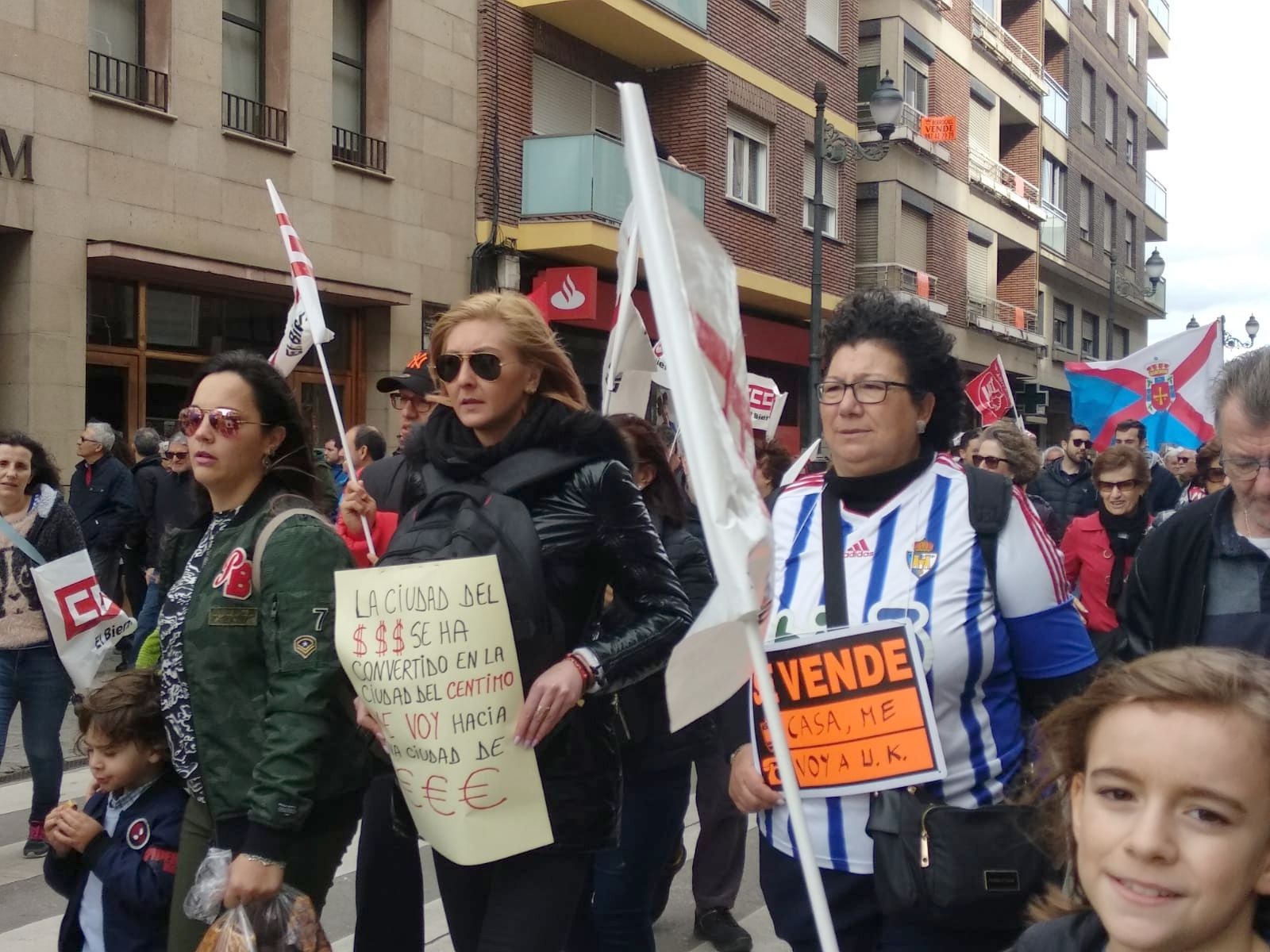 La bandera del Bierzo se ha levantado de nuevo este domingo en defensa del futuro de toda una comarca.