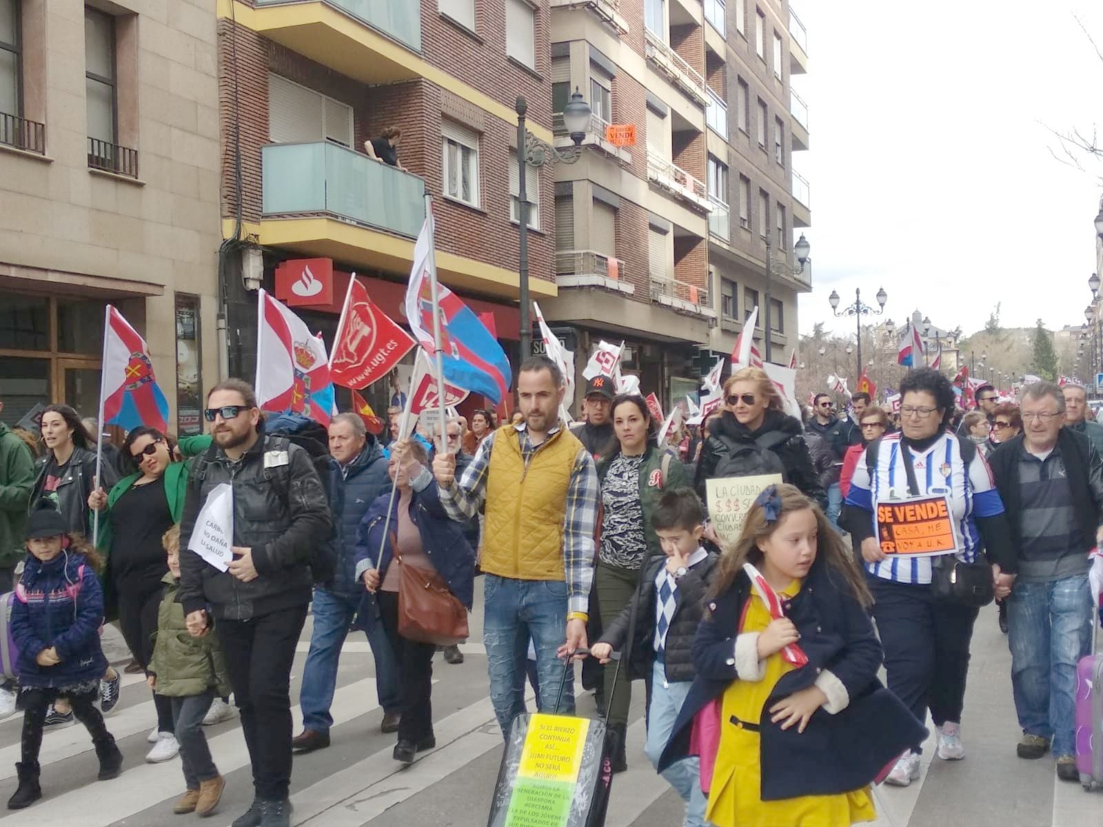 La bandera del Bierzo se ha levantado de nuevo este domingo en defensa del futuro de toda una comarca.