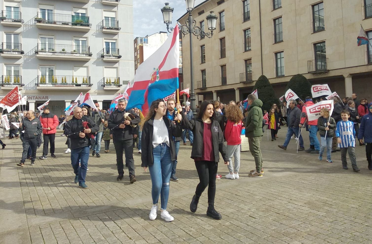 La bandera del Bierzo se ha levantado de nuevo este domingo en defensa del futuro de toda una comarca.