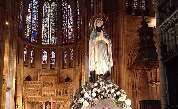 Imagen principal - Lourdes, luz en la penumbra