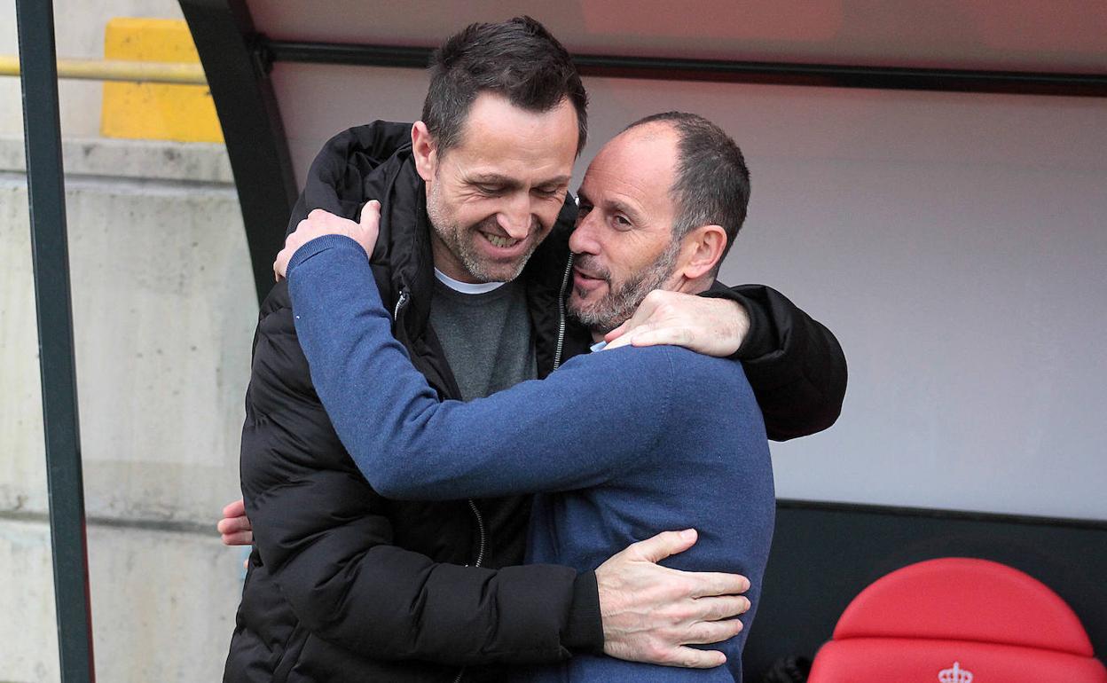 Aira saluda al entrenador de Unionistas.