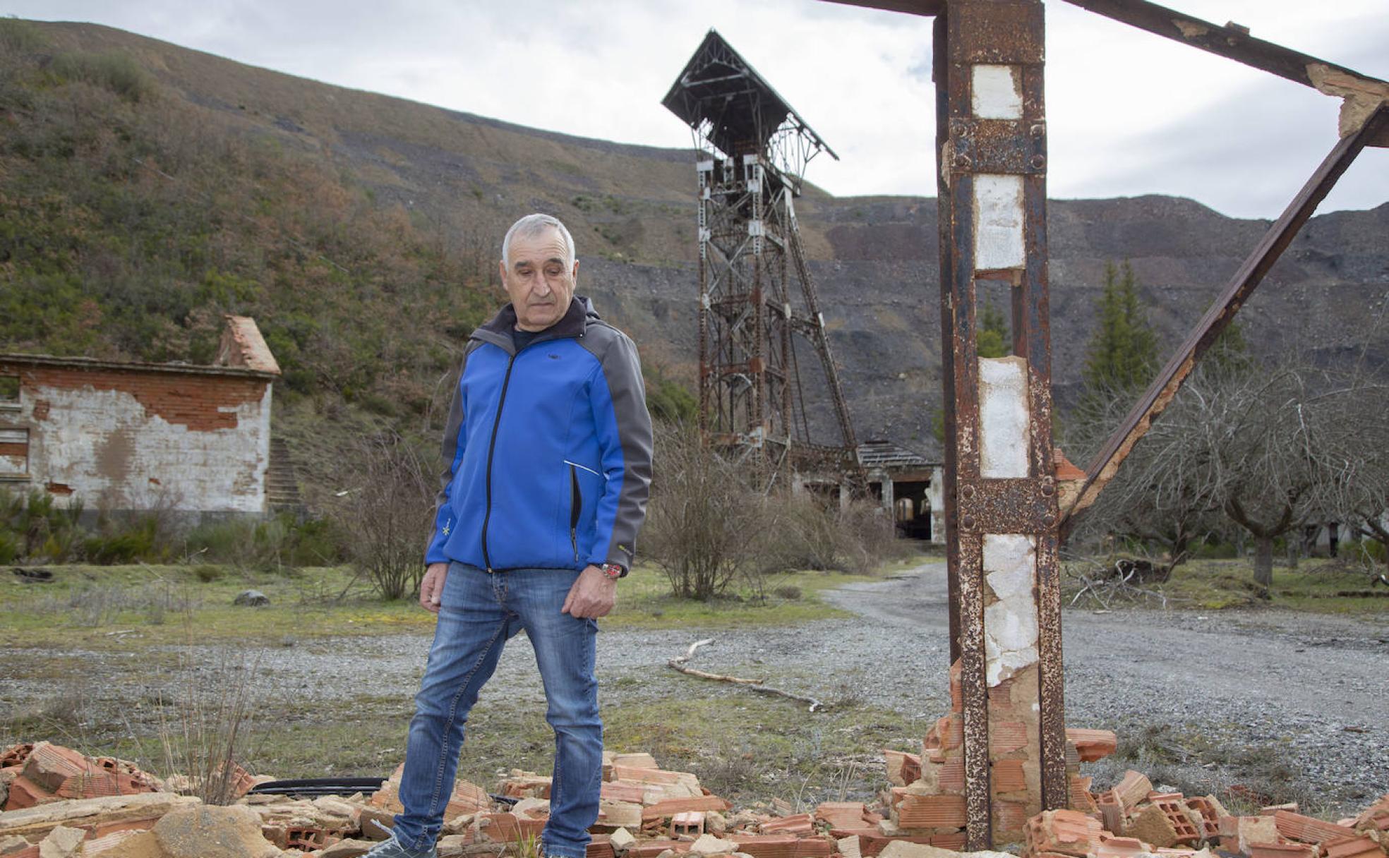 El veterano minero Manuel Moure, en los restos del pozo Ibarra. 