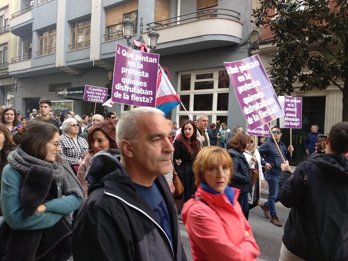 Cientos de personas salen a la calle en defensa del Bierzo y la provincia.