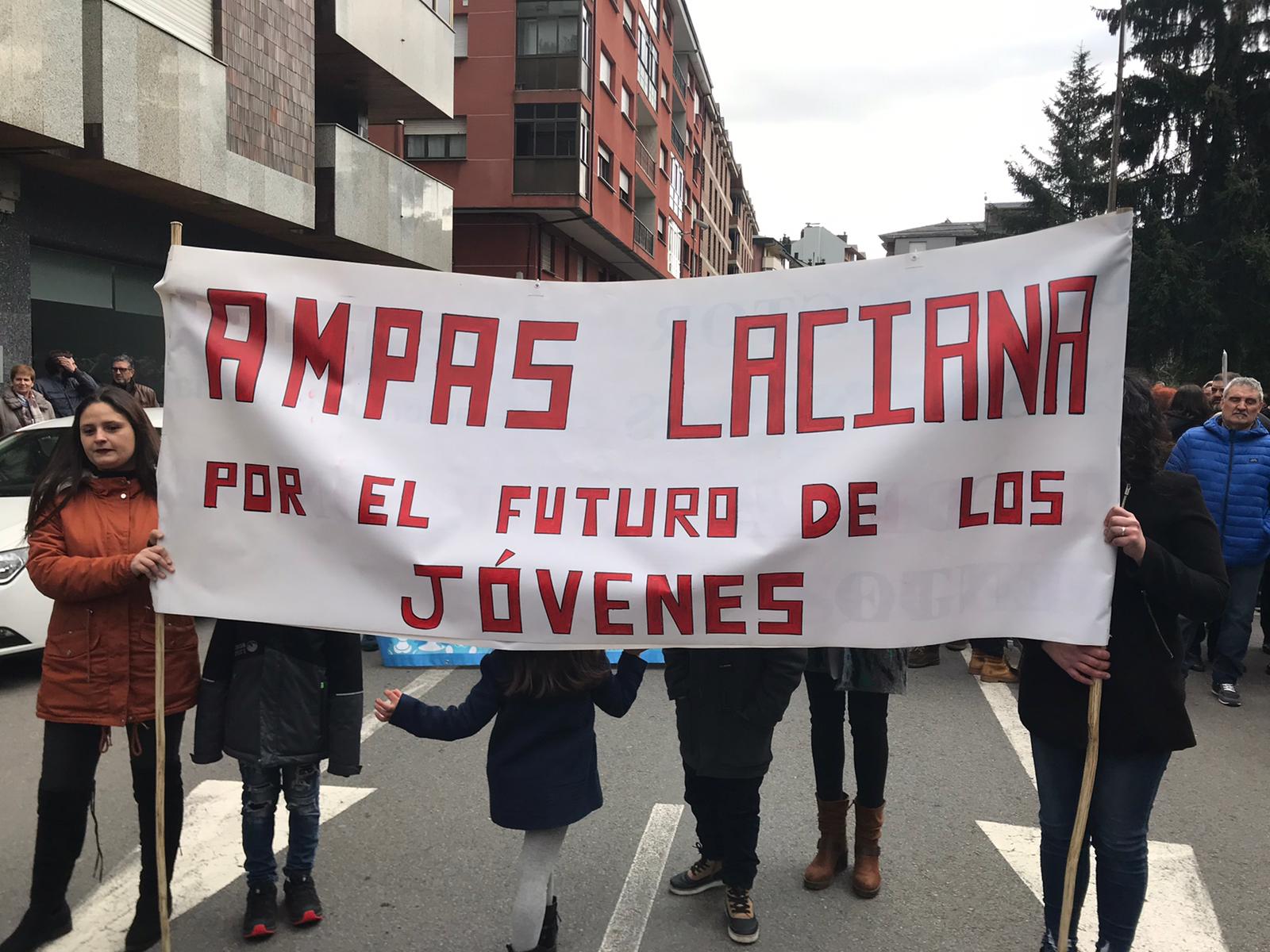 Laciana se moviliza en defensa de su futuro. Futuro y empleo se demandan en una zona muy afectada por el cierre de la minería.