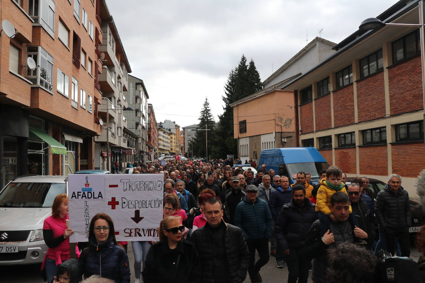 La capital de Laciana, Villablino, concentra el grito de toda una cormarca en defensa de su futuro.