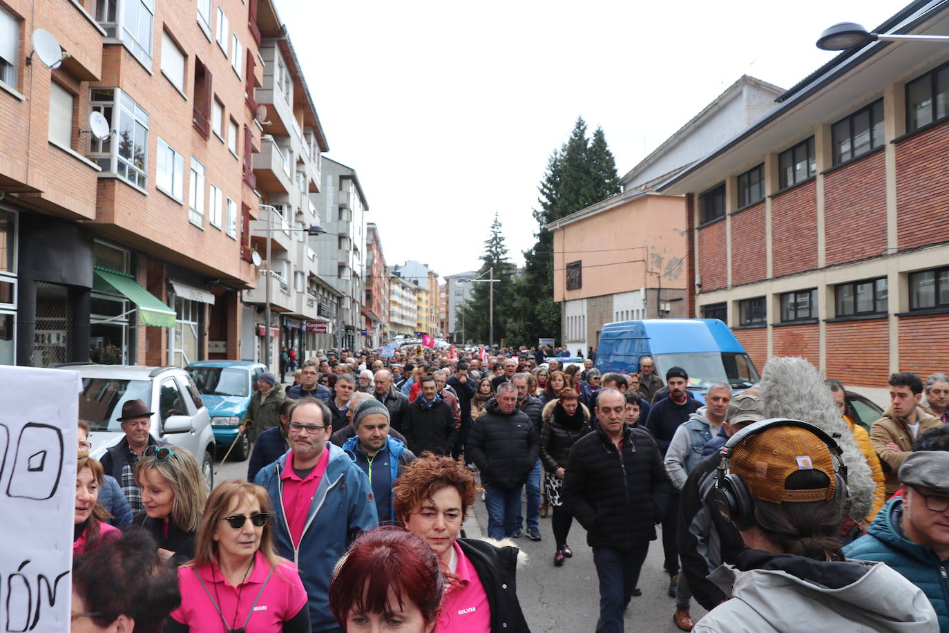 La capital de Laciana, Villablino, concentra el grito de toda una cormarca en defensa de su futuro.