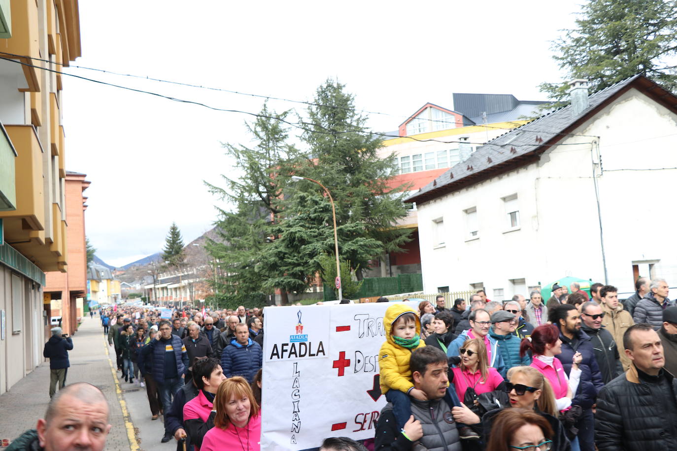 La capital de Laciana, Villablino, concentra el grito de toda una cormarca en defensa de su futuro.