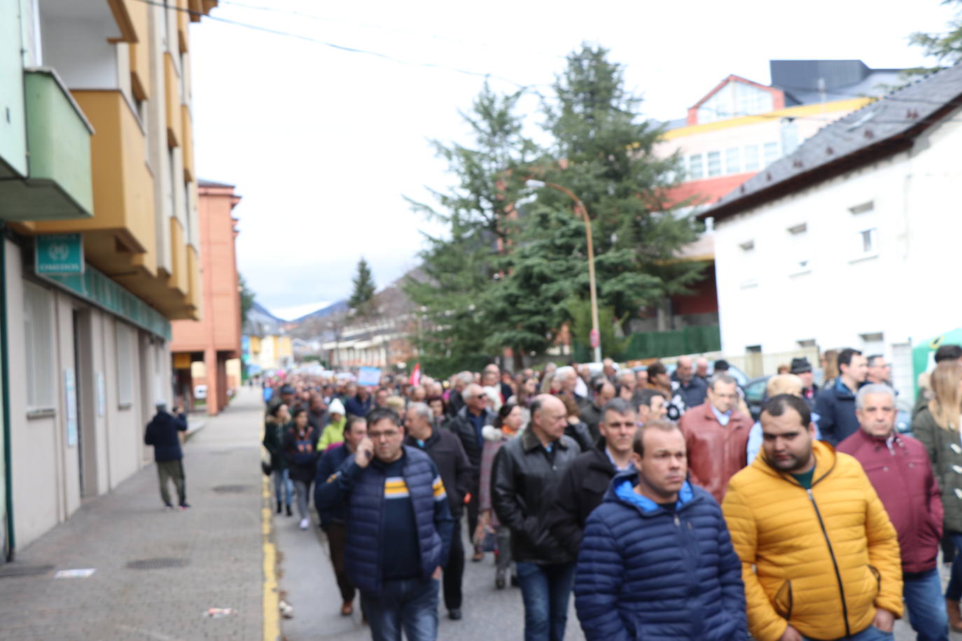 La capital de Laciana, Villablino, concentra el grito de toda una cormarca en defensa de su futuro.