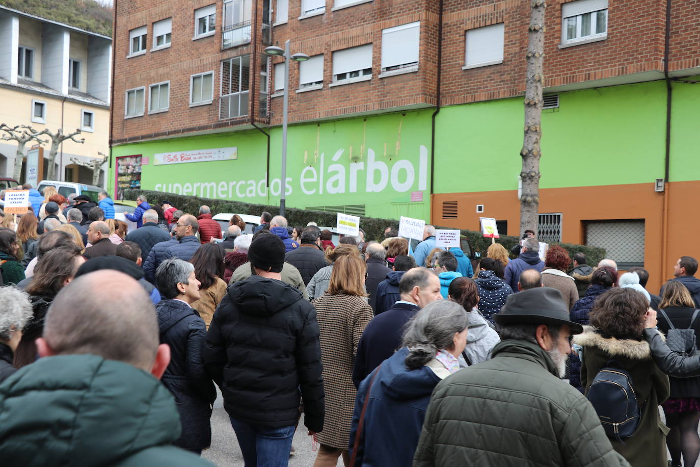 La capital de Laciana, Villablino, concentra el grito de toda una cormarca en defensa de su futuro.