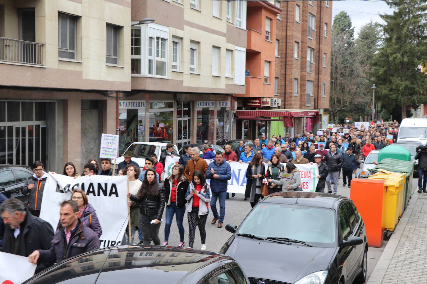 La capital de Laciana, Villablino, concentra el grito de toda una cormarca en defensa de su futuro.