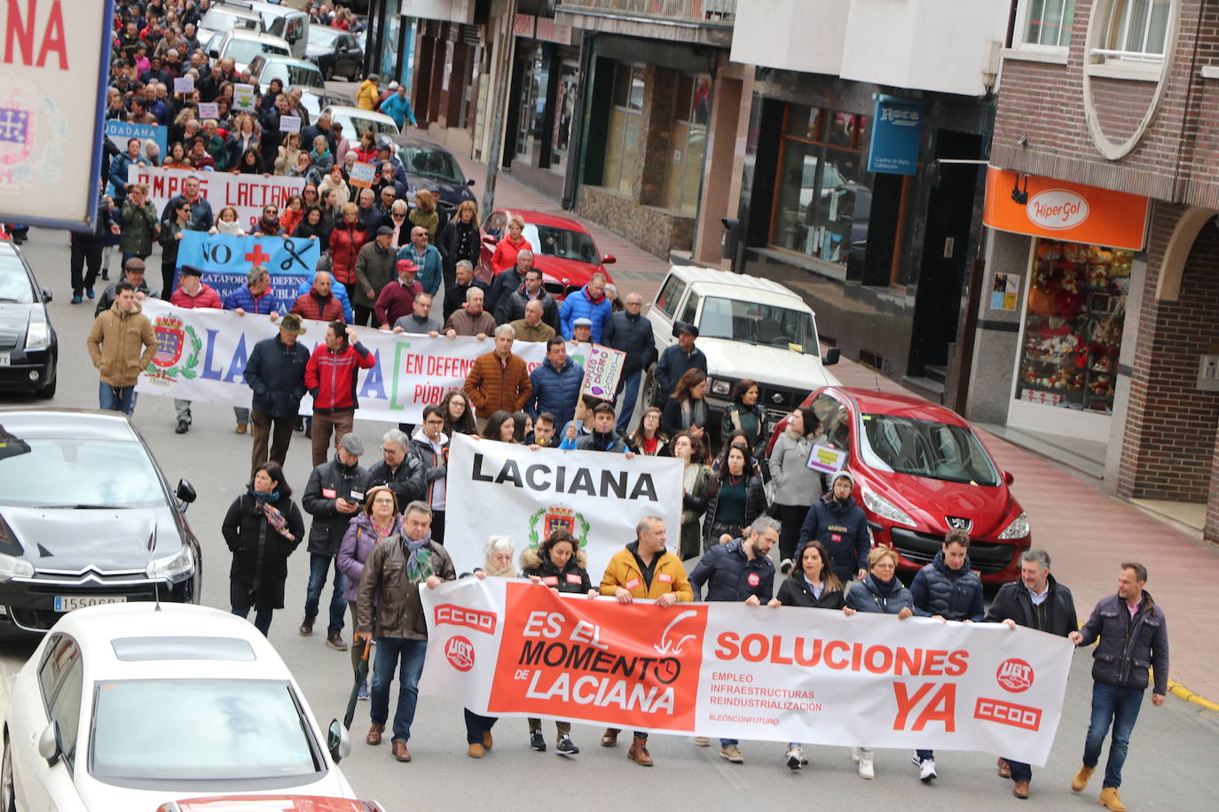 La capital de Laciana, Villablino, concentra el grito de toda una cormarca en defensa de su futuro.