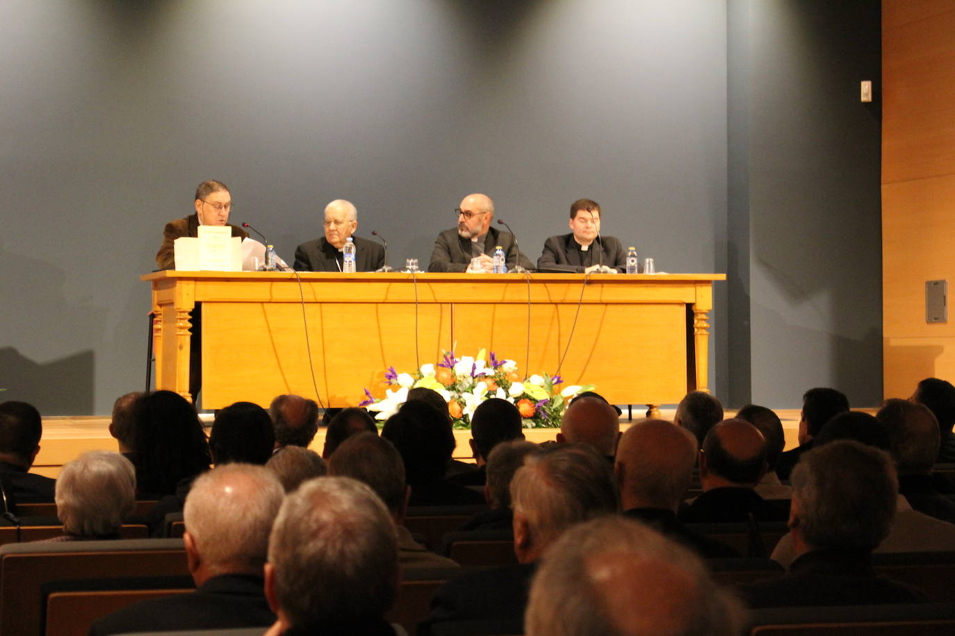 El obispo de León cumple 50 años como sacerdote y 25 como obispo. 