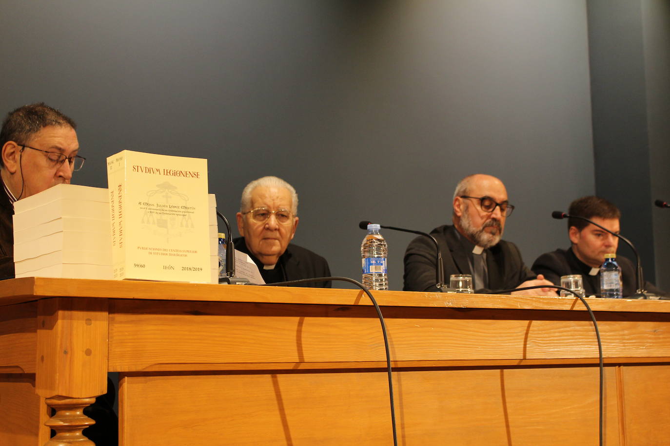 El obispo de León cumple 50 años como sacerdote y 25 como obispo. 