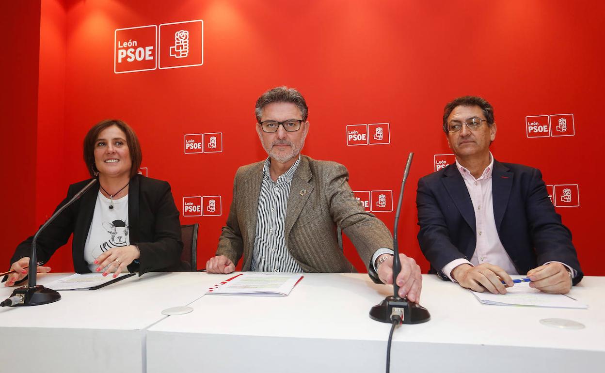 Los procuradores socialistas María Rodríguez y José Luis Vázquez (C), y el senador Salvador Vidal (D), ofrecen una rueda de prensa sobre medio ambiente.