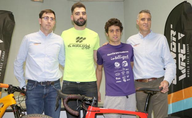 Galería. Kevin Tarek Viñuela posa con sus nuevas bicicletas y los responsables de Conor y de las tienda de deportes El Robledal.