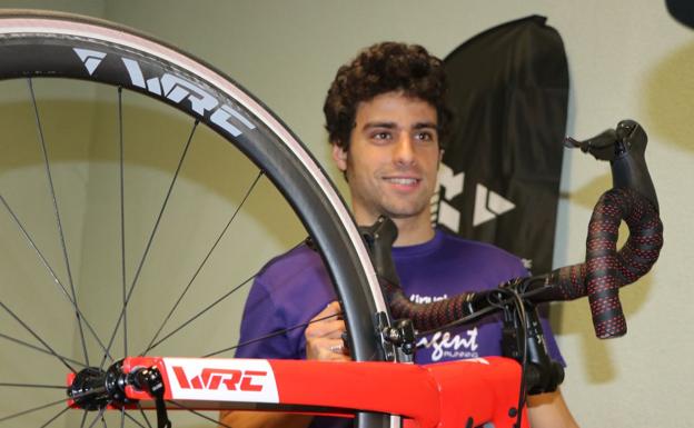 Kevin Tarek Viñuela, con una de las nuevas bicicletas de Conor de las que dispone.