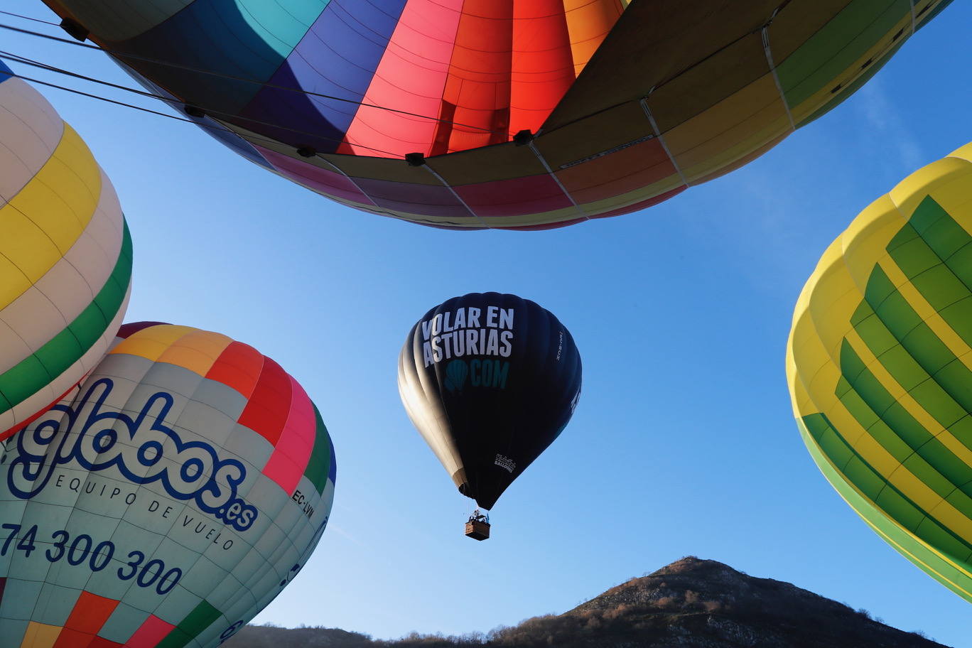 La travesía en globo sobre los Picos de Europa dejó este miércoles unas imágenes espectaculares. Una decena de participantes, procedentes de distintos puntos de España, participaron en esta prueba que se volvía a celebrar después de treinta años. Muchos de los participantes con amplia «experiencia en vuelos peculiares por todo el mundo: Antártida, Laponia, Báltico, Amazonas, Kilimanjaro, Aconcagua, Capadocia, Alpes y largas distancias en Europa», como recordó el organizador, Paco Bercial.