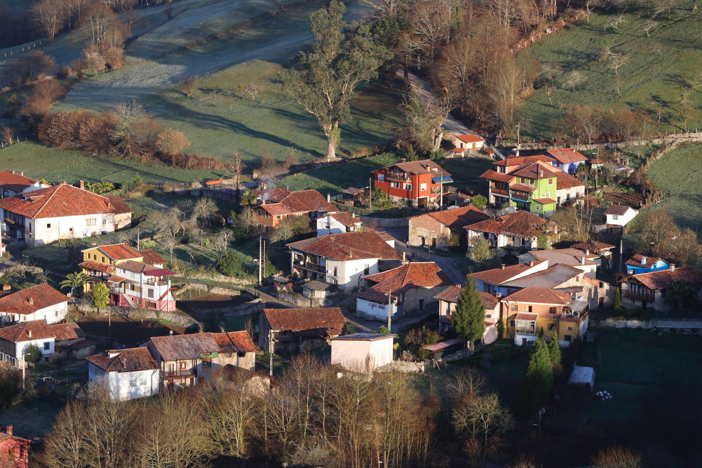 La travesía en globo sobre los Picos de Europa dejó este miércoles unas imágenes espectaculares. Una decena de participantes, procedentes de distintos puntos de España, participaron en esta prueba que se volvía a celebrar después de treinta años. Muchos de los participantes con amplia «experiencia en vuelos peculiares por todo el mundo: Antártida, Laponia, Báltico, Amazonas, Kilimanjaro, Aconcagua, Capadocia, Alpes y largas distancias en Europa», como recordó el organizador, Paco Bercial.