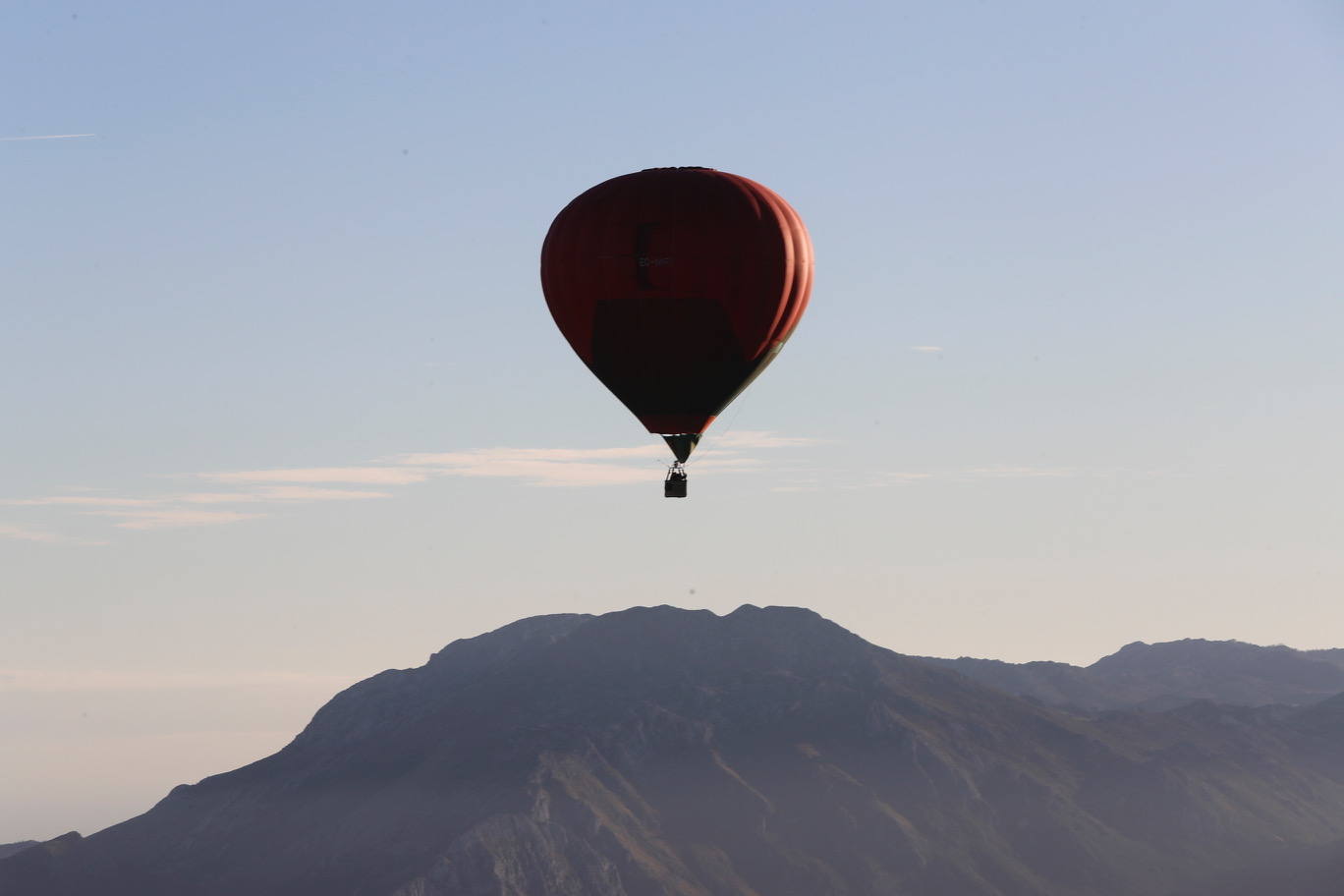 La travesía en globo sobre los Picos de Europa dejó este miércoles unas imágenes espectaculares. Una decena de participantes, procedentes de distintos puntos de España, participaron en esta prueba que se volvía a celebrar después de treinta años. Muchos de los participantes con amplia «experiencia en vuelos peculiares por todo el mundo: Antártida, Laponia, Báltico, Amazonas, Kilimanjaro, Aconcagua, Capadocia, Alpes y largas distancias en Europa», como recordó el organizador, Paco Bercial.