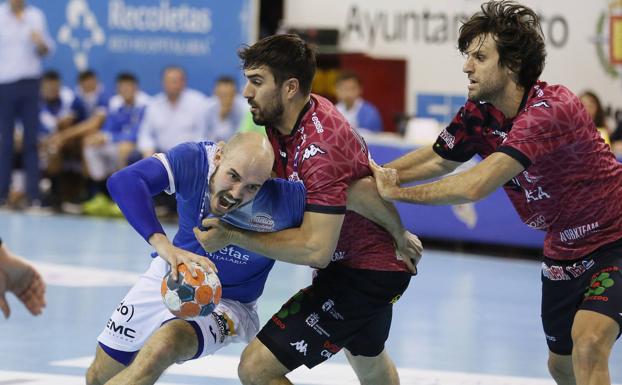 Galería. Juanjo Fernández y Carou, en una acción del partido.