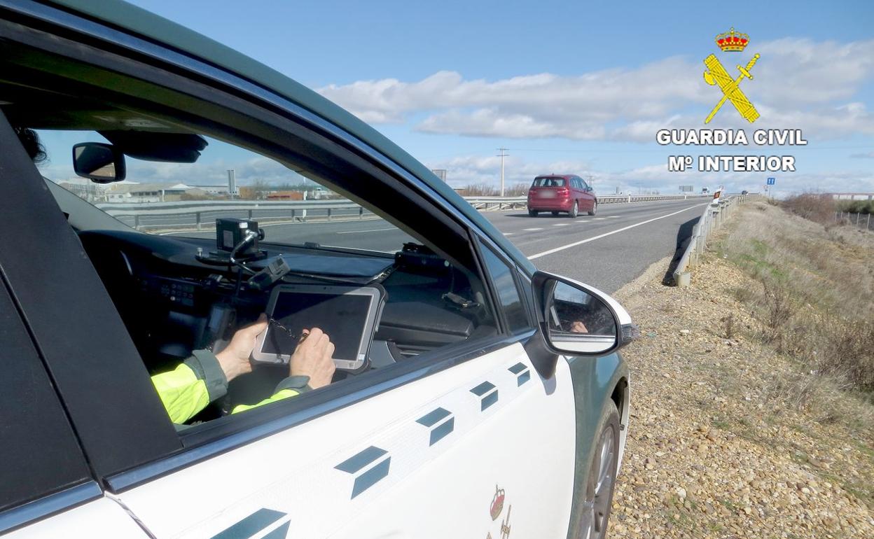 Imagen de un vehículo de la Guardia Civil perteneciente a la Dirección General de Tráfico.