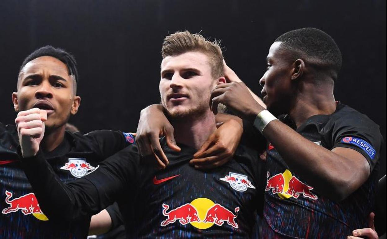 Timo Werner (c) celebra su gol al Tottenham.