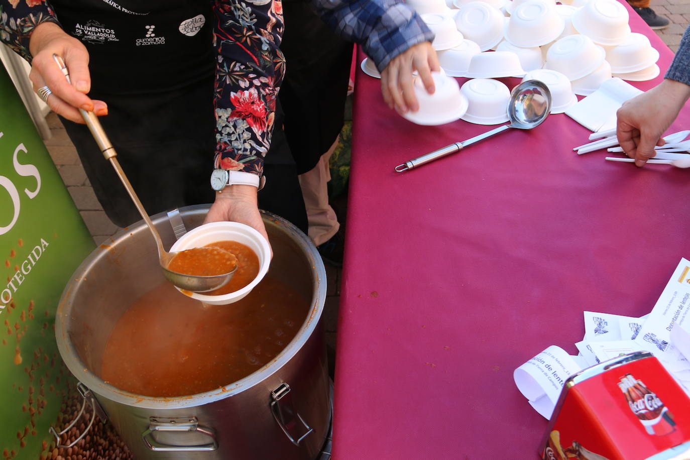 La Feria de Febrero de Valencia de Don Juan ha disfrutado este viernes de una de las legumbres más sabrosas y sanas de la gastronomía local. La lenteja IGP Tierra de Campos ha repartido raciones de este manjar entre los asistentes, para degustar de primera mano las bondades de esta legumbre.