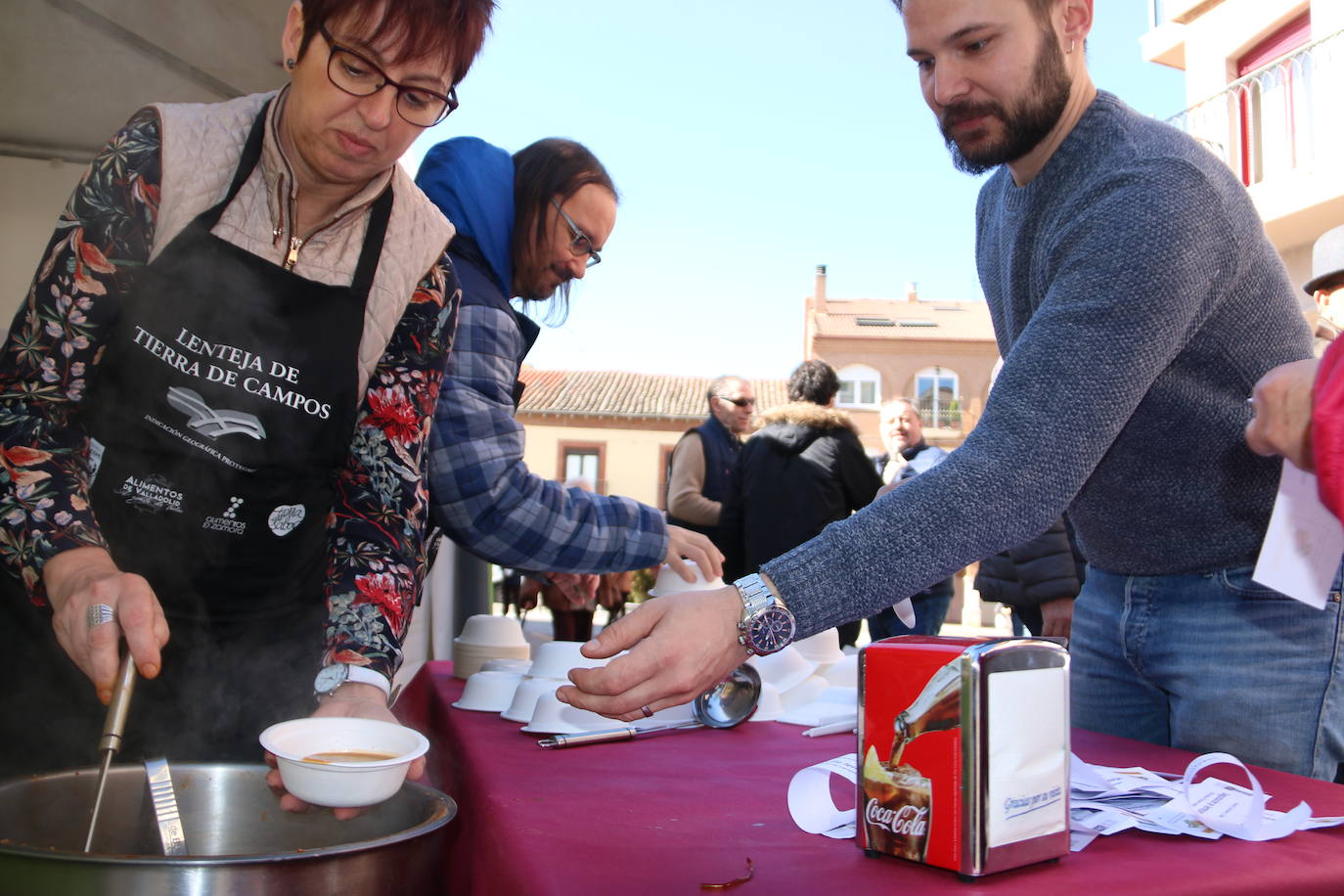 La Feria de Febrero de Valencia de Don Juan ha disfrutado este viernes de una de las legumbres más sabrosas y sanas de la gastronomía local. La lenteja IGP Tierra de Campos ha repartido raciones de este manjar entre los asistentes, para degustar de primera mano las bondades de esta legumbre.