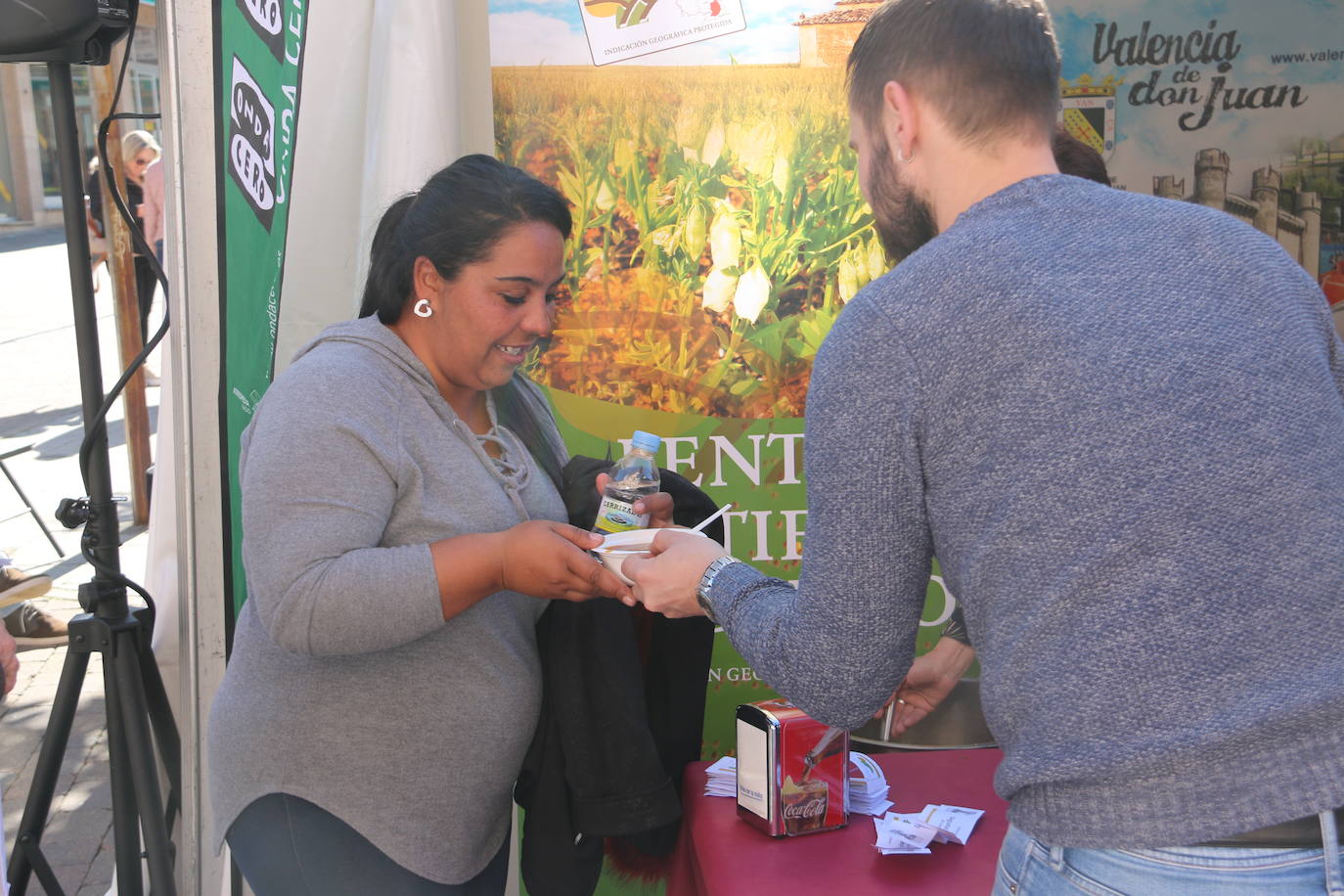 La Feria de Febrero de Valencia de Don Juan ha disfrutado este viernes de una de las legumbres más sabrosas y sanas de la gastronomía local. La lenteja IGP Tierra de Campos ha repartido raciones de este manjar entre los asistentes, para degustar de primera mano las bondades de esta legumbre.