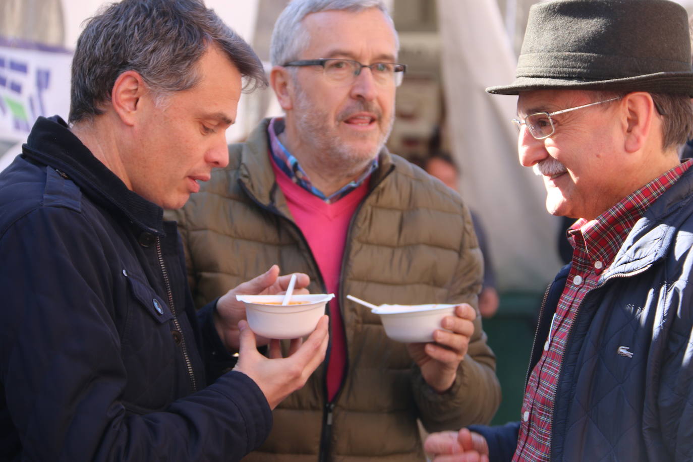 La Feria de Febrero de Valencia de Don Juan ha disfrutado este viernes de una de las legumbres más sabrosas y sanas de la gastronomía local. La lenteja IGP Tierra de Campos ha repartido raciones de este manjar entre los asistentes, para degustar de primera mano las bondades de esta legumbre.