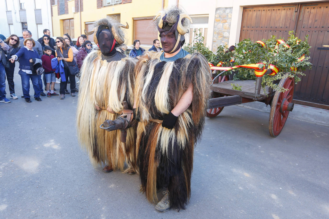 Fotos: Tradicional antruejo en la localidad leonesa de Llamas de la Ribera