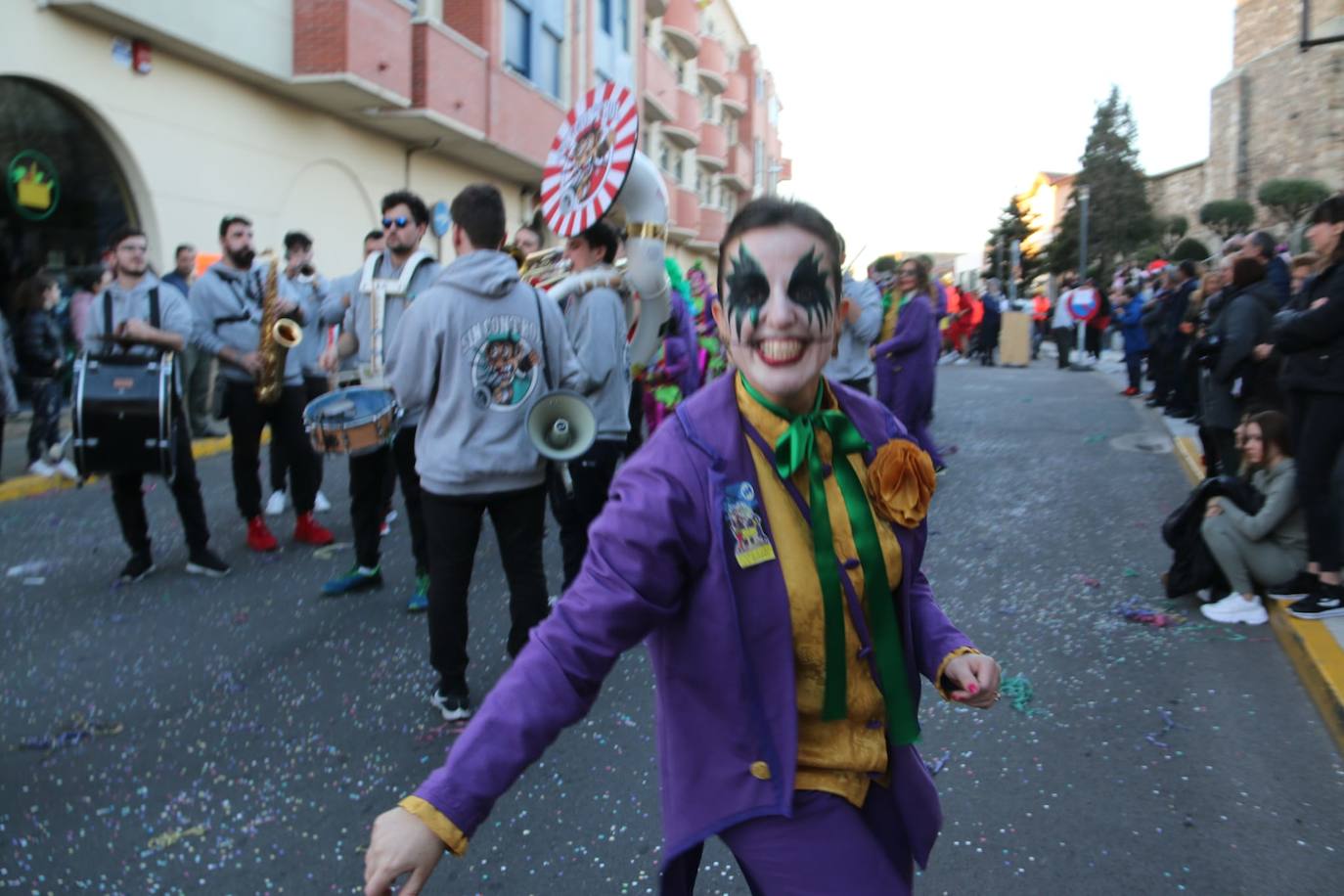 Fotos: Una marea de color y diversión en La Bañeza