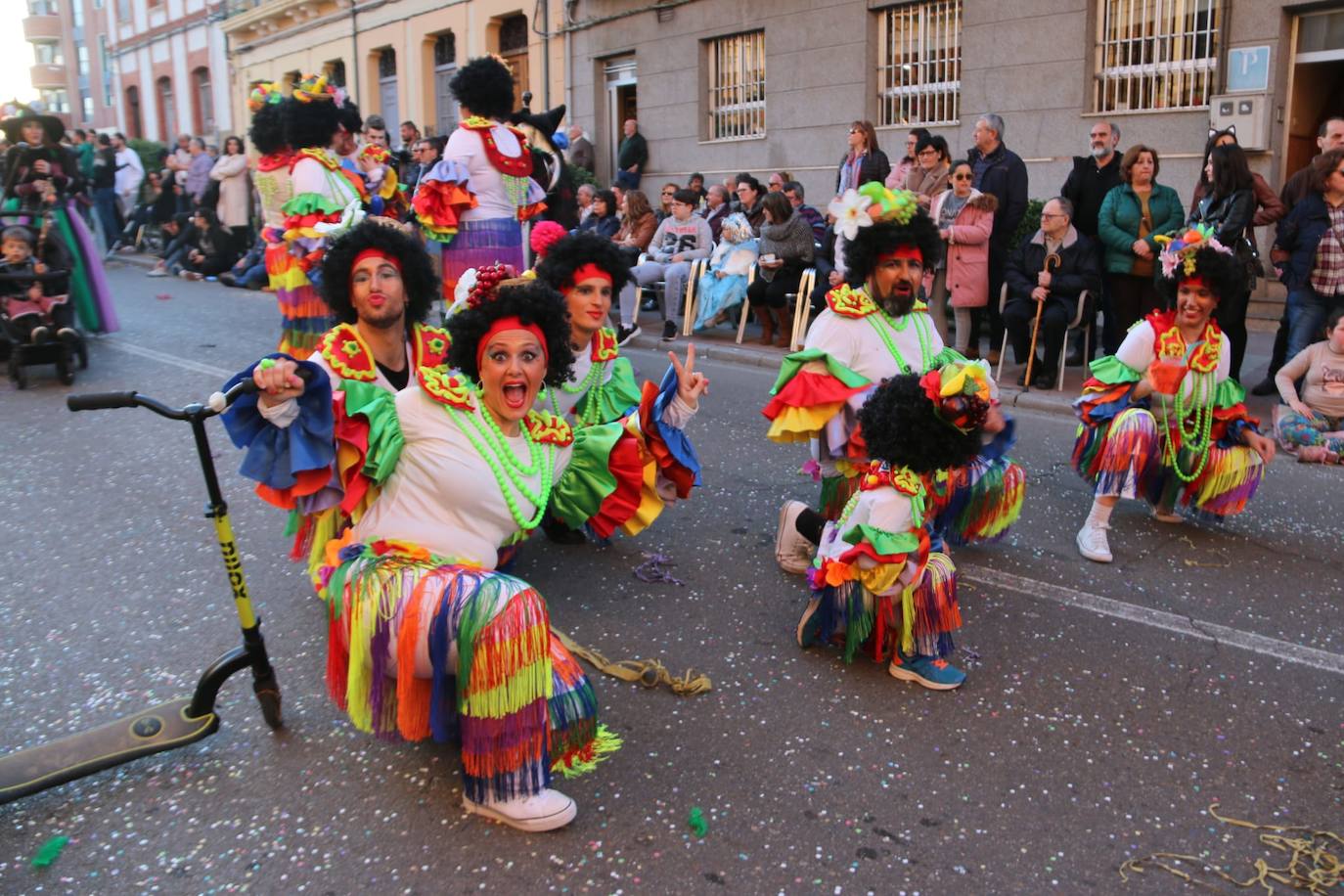 Fotos: Una marea de color y diversión en La Bañeza