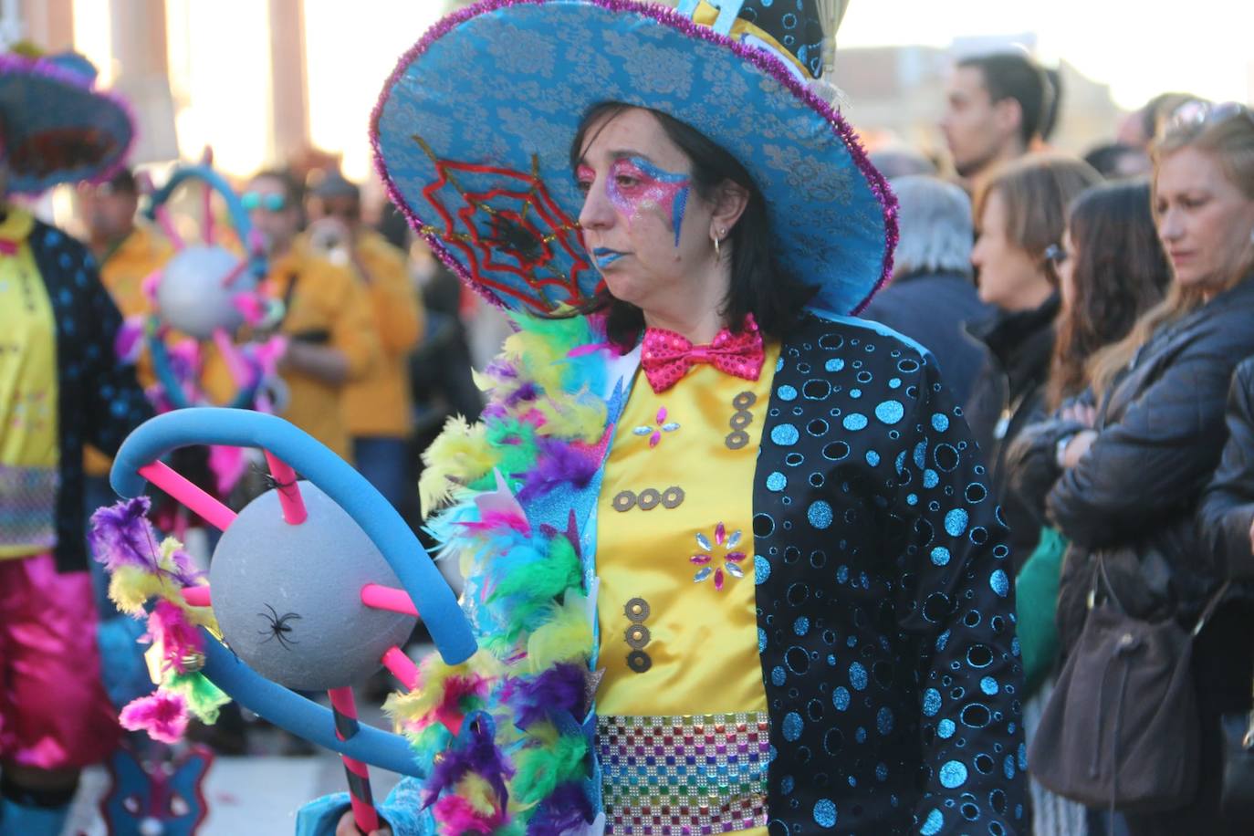 Fotos: Una marea de color y diversión en La Bañeza