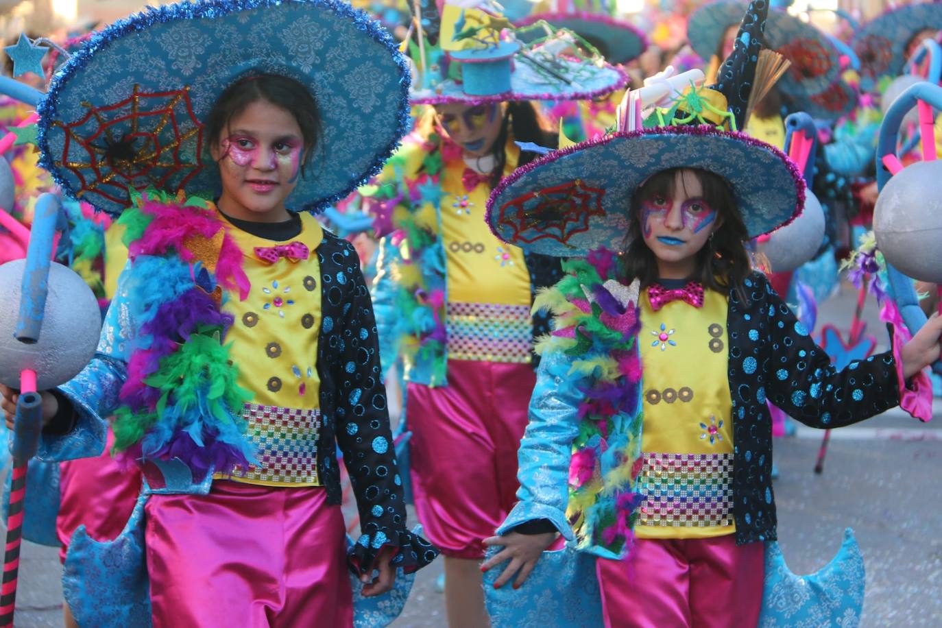 Fotos: Una marea de color y diversión en La Bañeza