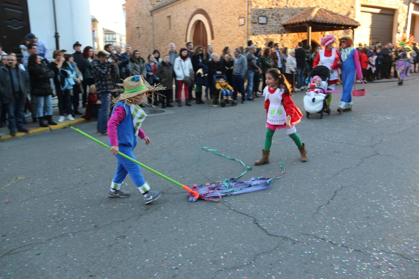 Fotos: Una marea de color y diversión en La Bañeza