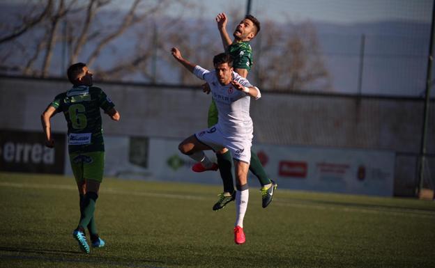 Galería. Un lance del partido, con Héctor Hernández en acción.