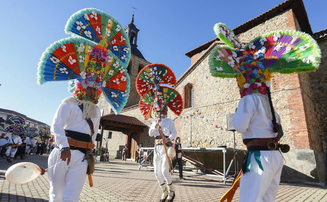 Antruejos en la plaza de la iglesia. 