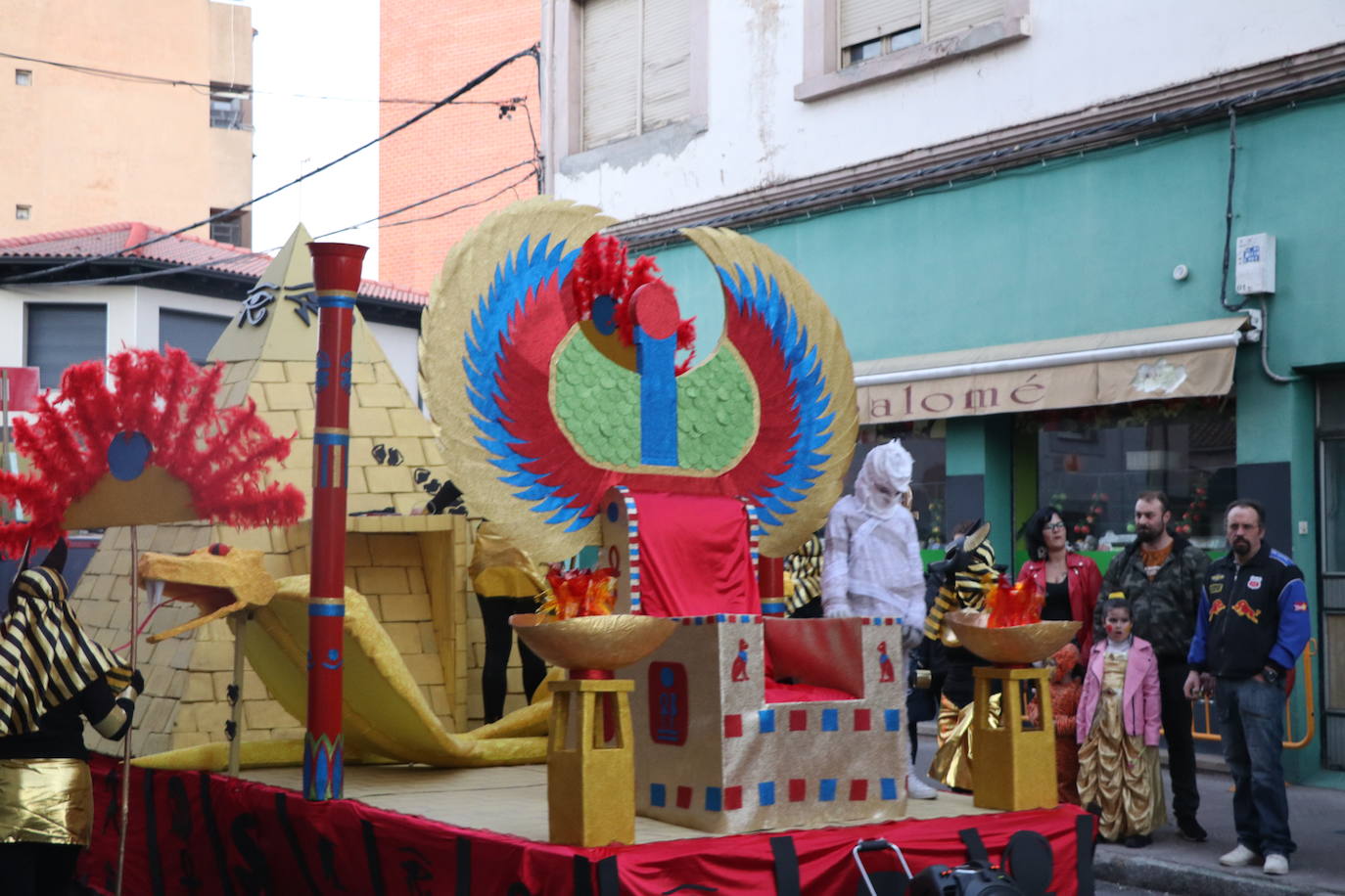 La Robla se viste de juguete para celebrar Don Carnal.