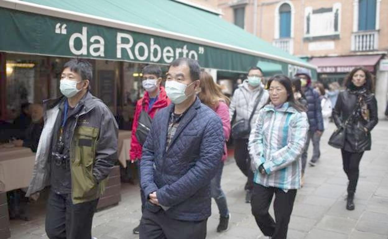 Turistas chinos en las calles de Italia.