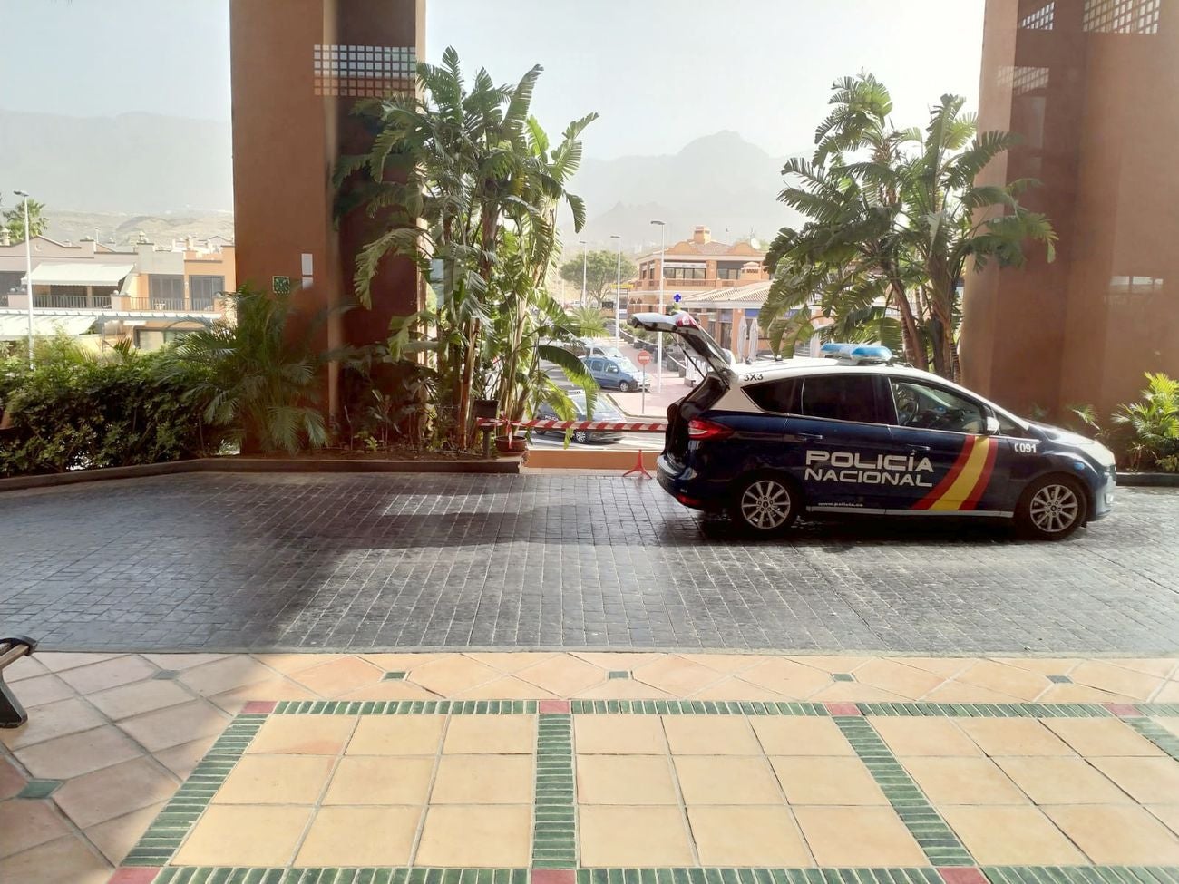 Huéspedes y personal del hotel situado en el municipio tinerfeño de Adeje, donde se ha detectado a un turista italiano que ha dado positivo por coronavirus de Wuhan, aguardan en el edificio.