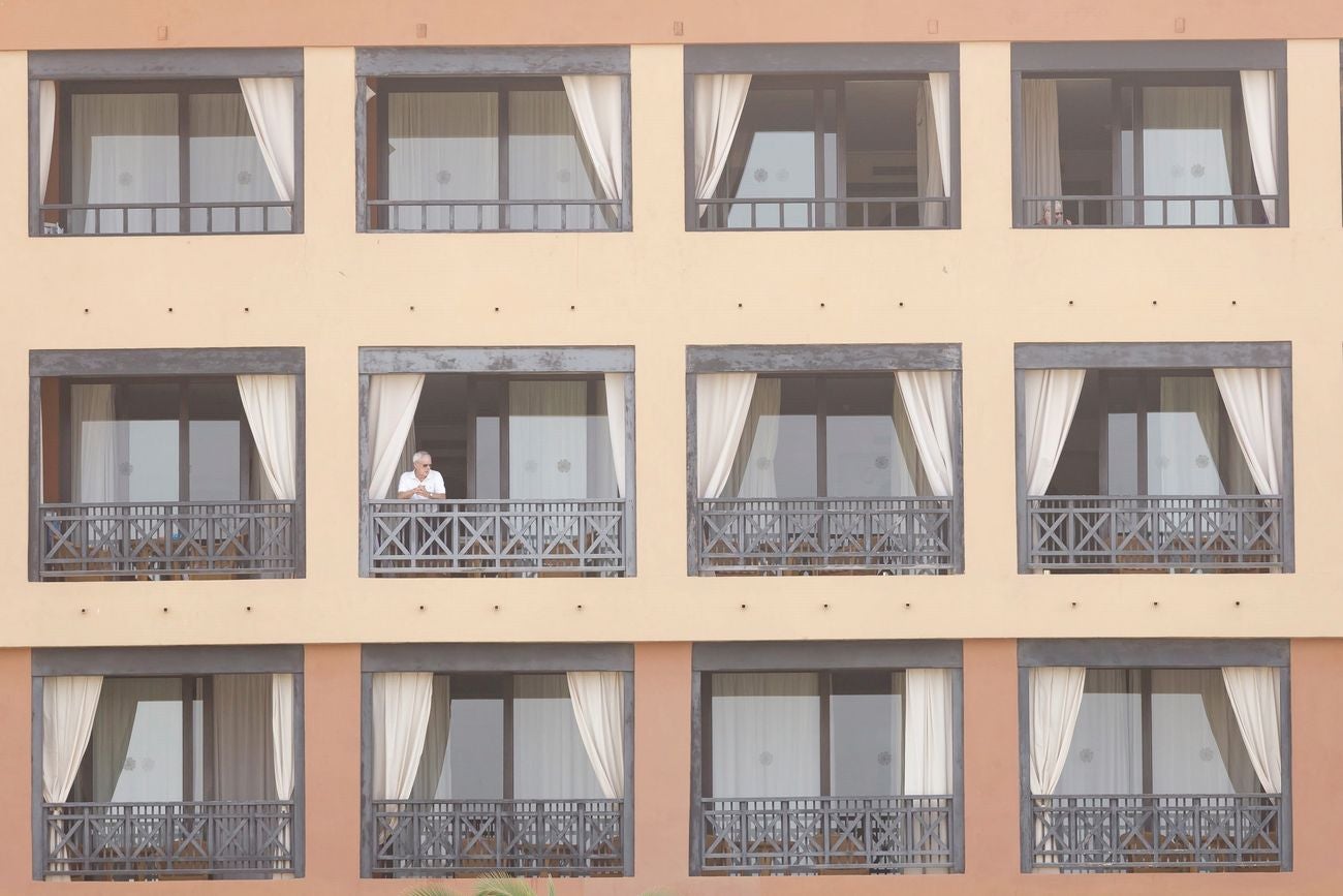 Huéspedes y personal del hotel situado en el municipio tinerfeño de Adeje, donde se ha detectado a un turista italiano que ha dado positivo por coronavirus de Wuhan, aguardan en el edificio.