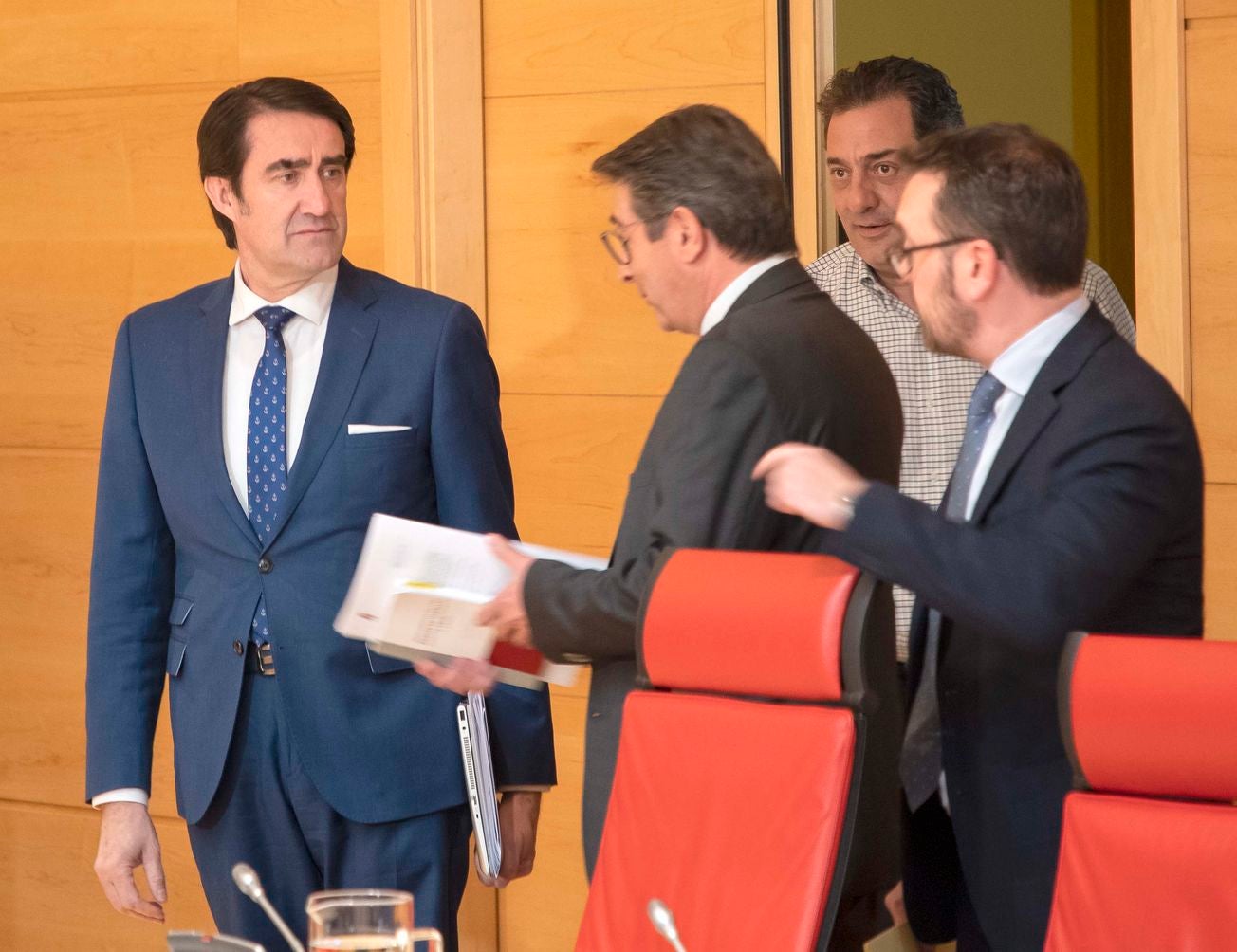 El consejero de Fomento y Medio Ambiente, Juan Carlos Suárez-Quiñones, comparece a petición propia ante la Comisión de Fomento y Medio Ambiente de las Cortes de Castilla y León para informar de la enajenación de vehículos de los Servicios Territoriales de Medio Ambiente.